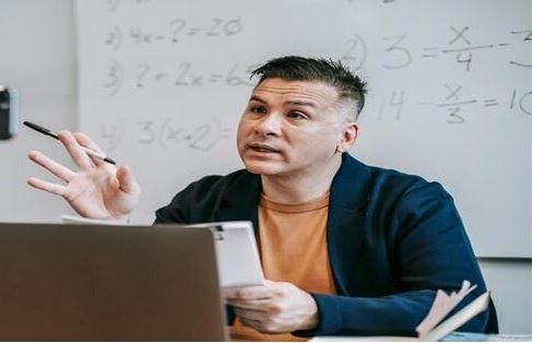 بيت شعر عن المعلم القدوة